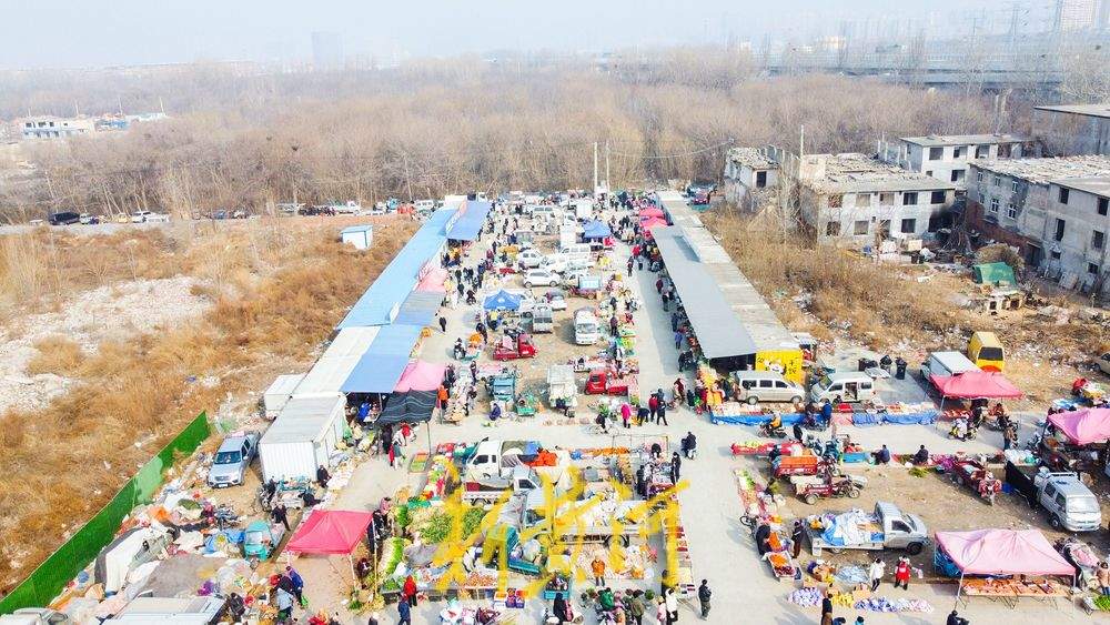 济南王府大集迎客流高峰，年货摊位如彩带装点乡村