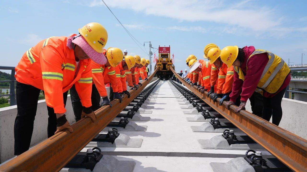 设计时速350公里 荆荆高铁全线铺轨顺利完成