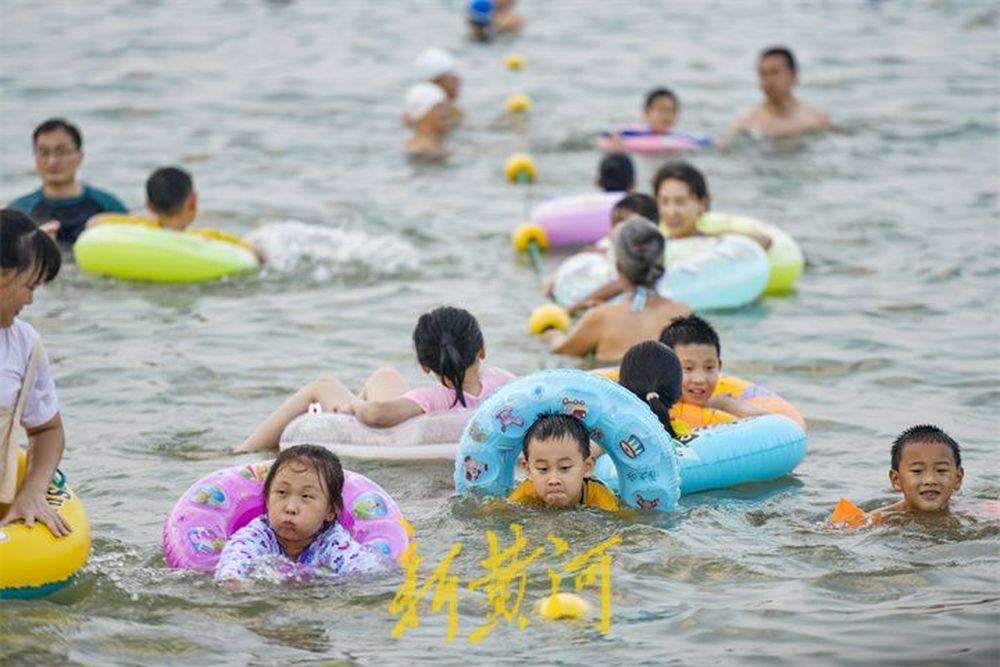 高温高湿天气下，海水浴场迎来避暑高峰
