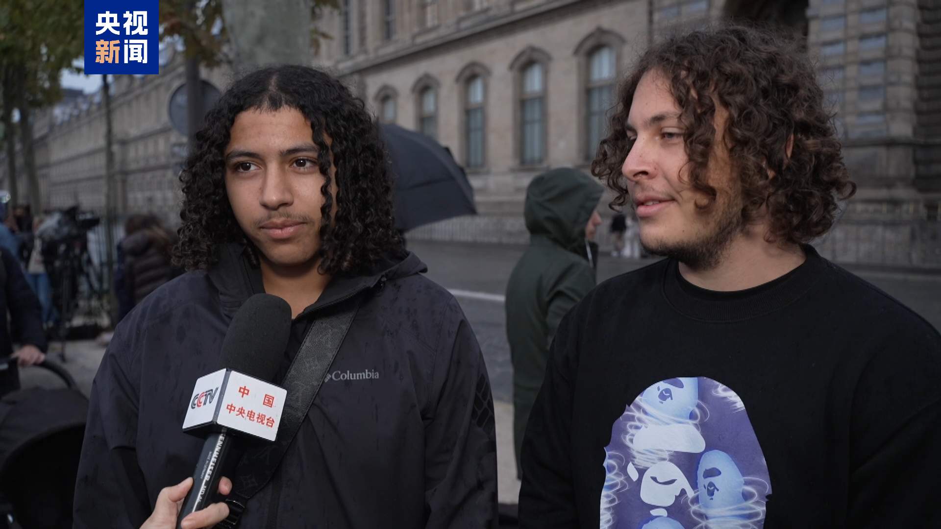 卢浮宫遭盗抢闭馆 游客质疑博物馆安保措施