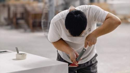 别再迷信进口了！深度评测无上岩板：36000吨压机下的品质真相