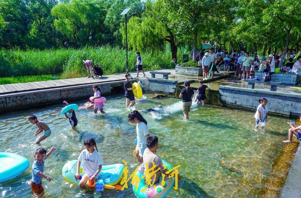 泉水潺潺觅清凉，章丘眼明泉公园上演夏日亲子欢乐图景