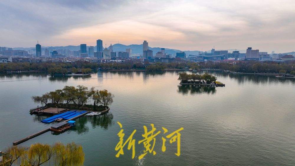 冷空气来袭，云层中暖光倒映大明湖