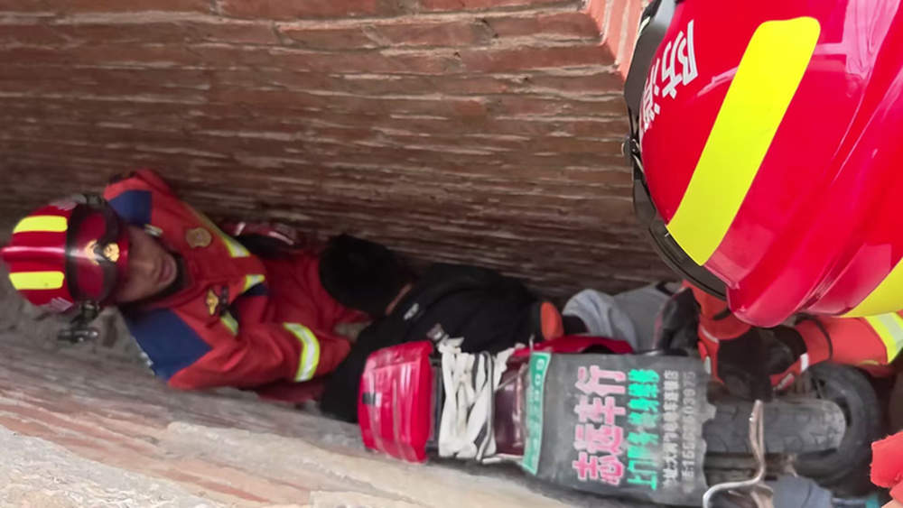 济南一12岁男孩被卡墙缝，消防紧急救援