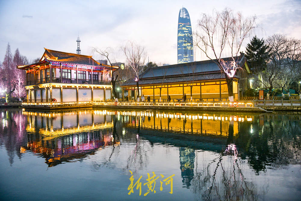 半池楼阁半池天 泉水映照泉城浪漫风景