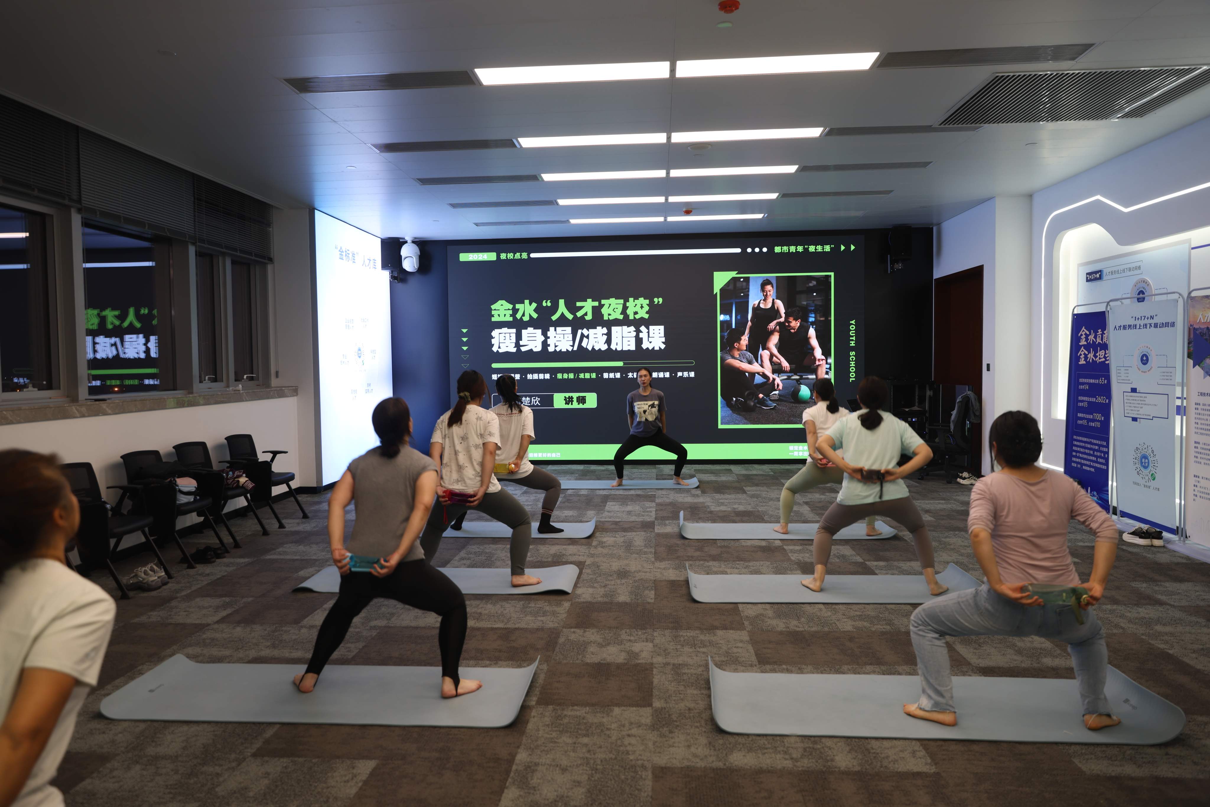 白天上班，晚上学艺！夜校为何在年轻人里火出圈？