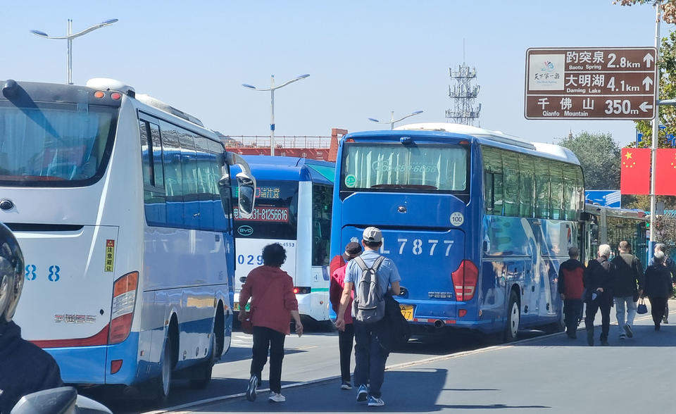 重阳节济南千佛山游客纷至沓来，大批公交车排起长队进站