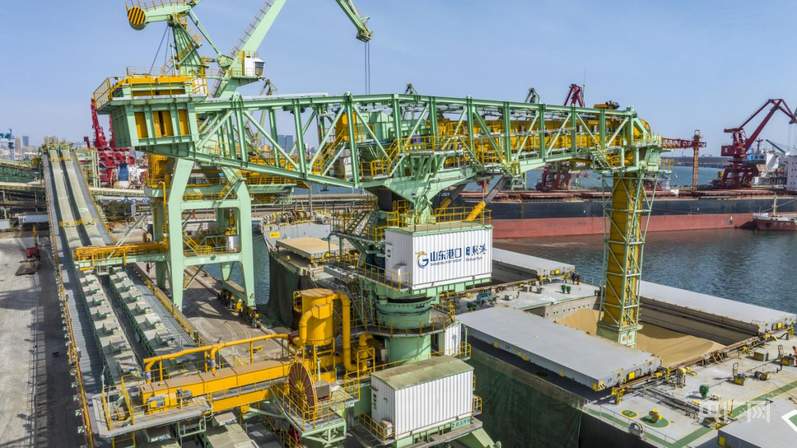牢记嘱托·逐梦深蓝｜日照港投用全国首台全自主自动化粮食卸船机 打破国外30年技术垄断
