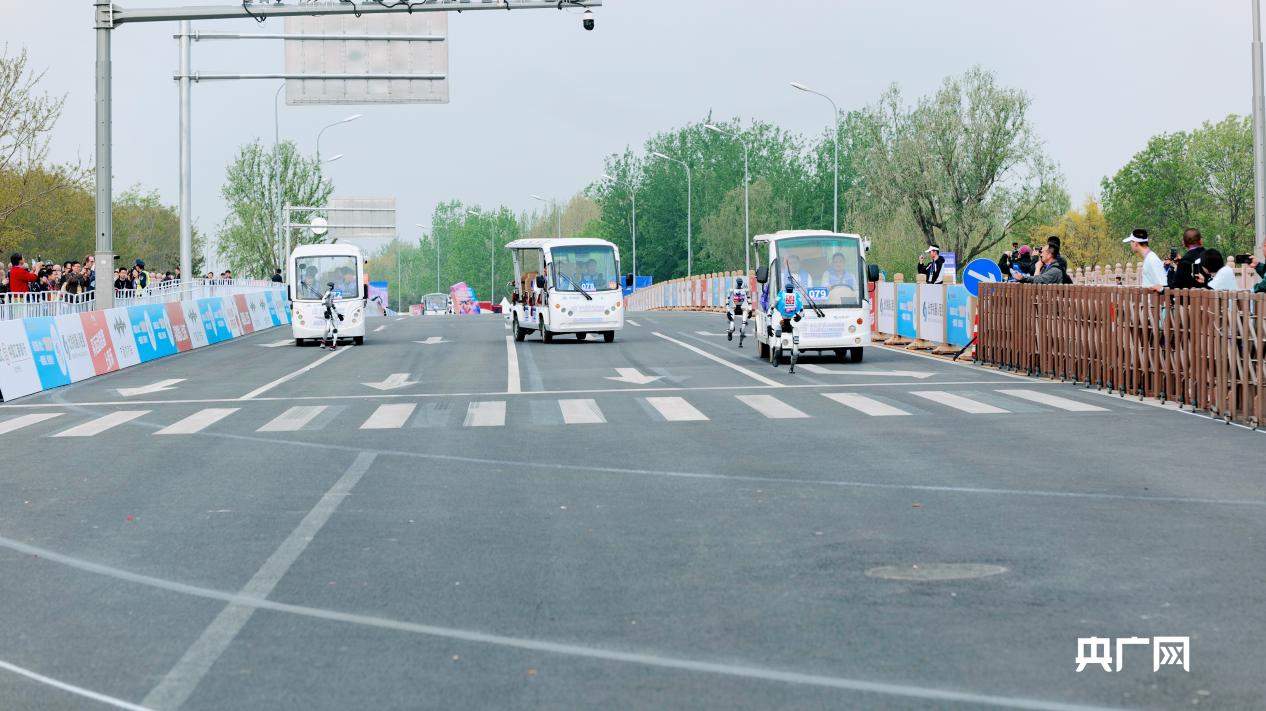 从“人机共跑”到“人机共融”！人形机器人用半马成绩回答开局新期待