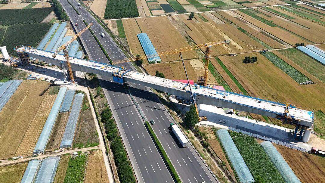 超1.8万吨“空中巨梁”实现对接，潍宿高铁跨京沪高速连续梁合龙