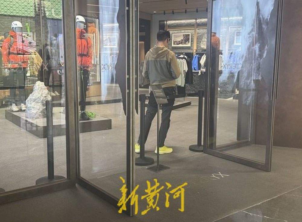 4500元始祖鸟冲锋衣刚买就“受伤”消费者质疑购前已破损 商家拒退换 多方介入