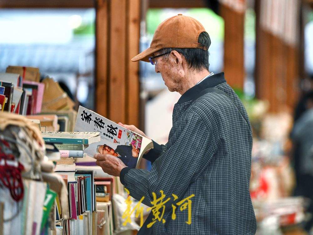 一年四季 泉在济南丨济南中山公园书香浓郁，市民游客热情“淘宝”