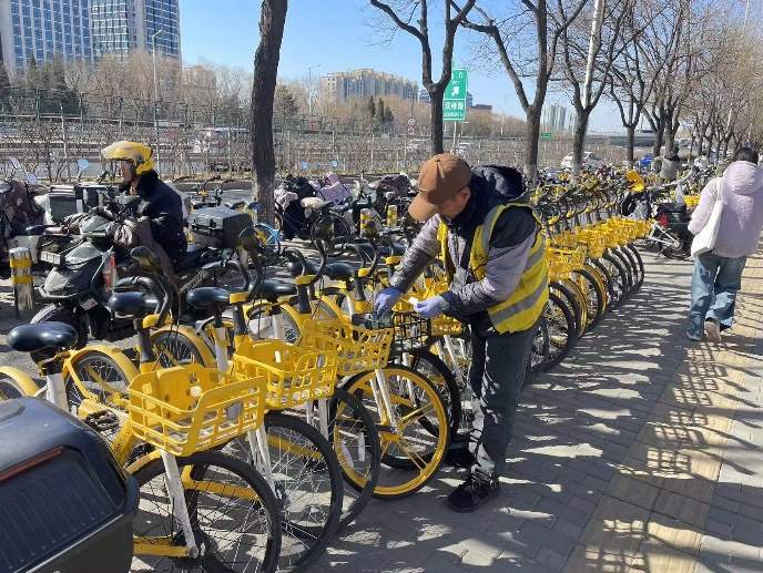 “牛皮癣”般的非法小广告盯上了共享单车