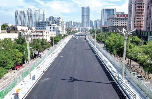 项目强省会|济南纬二路跨铁路天桥全线高黏高弹沥青上面层摊铺完成