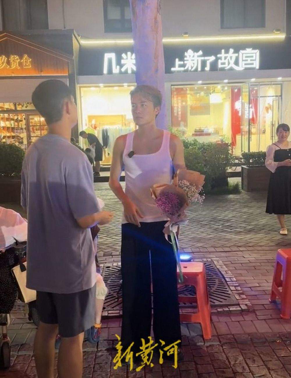 吴克群现身济南帮助患病母子卖花，当事人回应