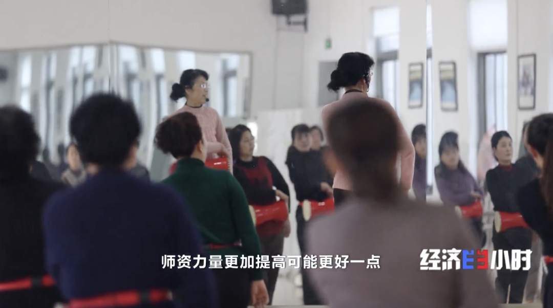 “银发族”爱上校园生活 老年大学一“位”难求