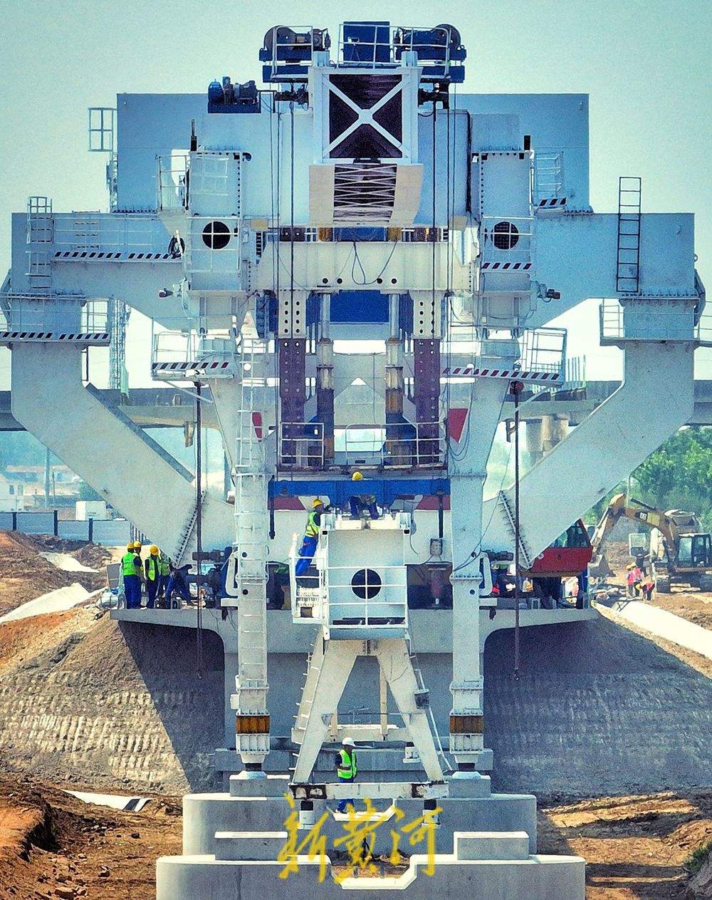 济枣铁路枣庄段首榀箱梁成功架设 