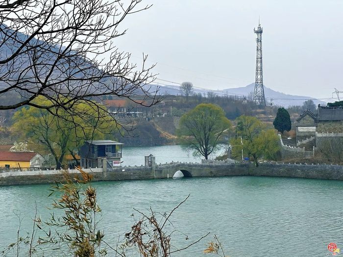观花官庄丨一湾春水两岸山，三角湾村四月天...