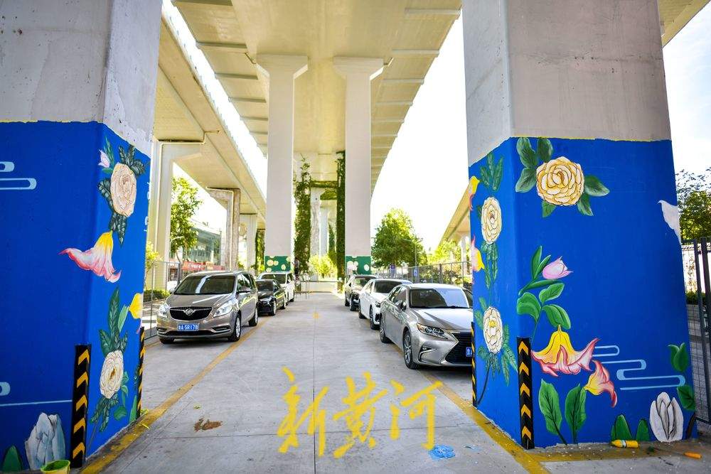 济南顺河高架“花”妆初成！26根墩柱彩绘演绎十二个月特色花卉