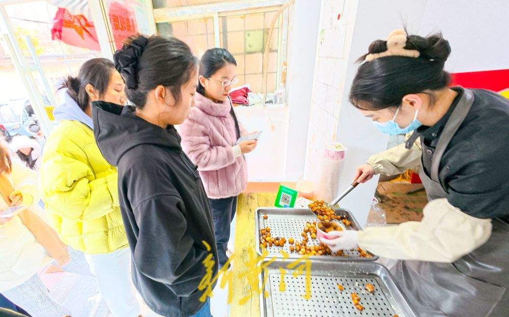 夫妻独创“琉璃地瓜”火爆出圈 社区小店排起网红长队