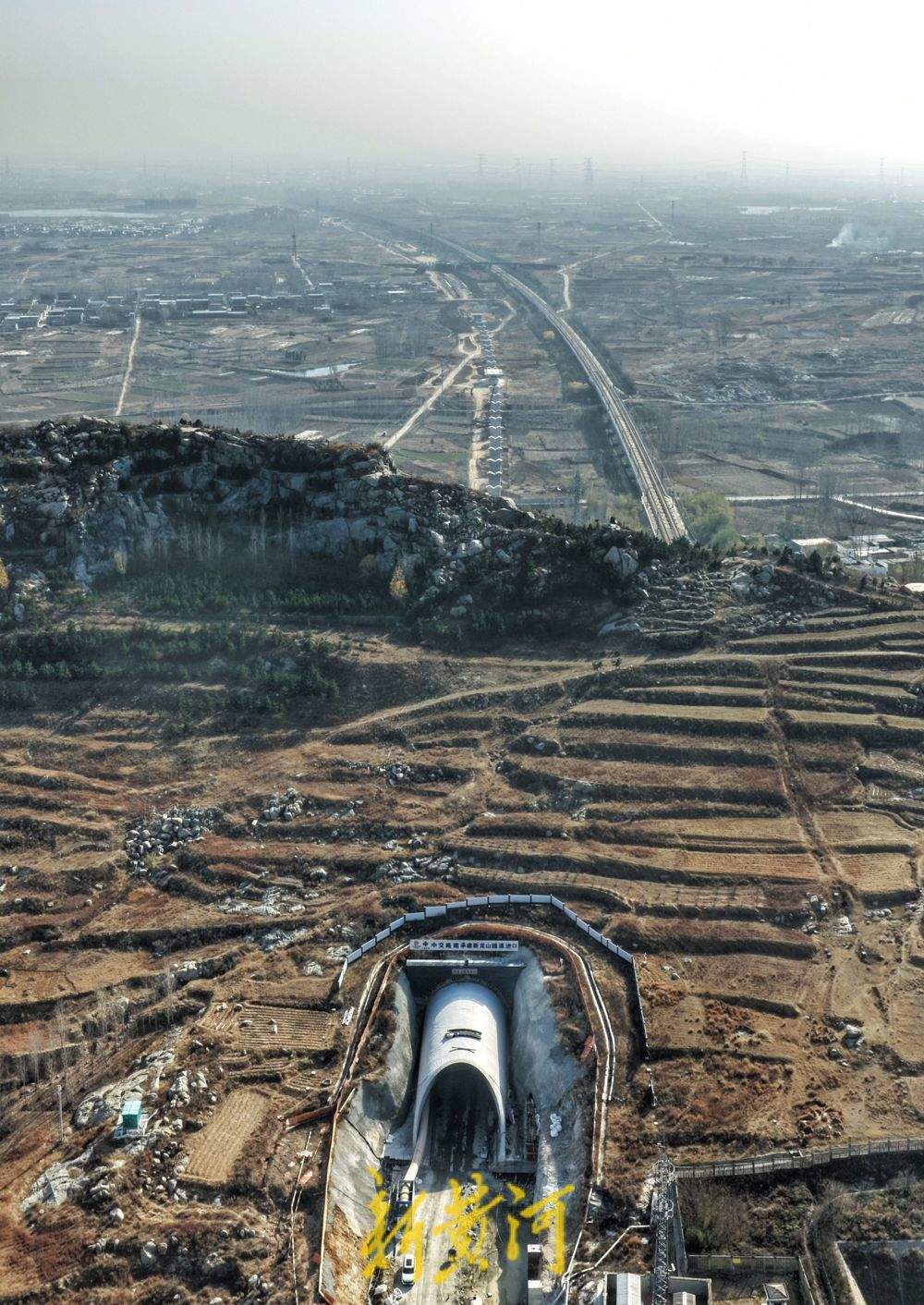 济枣铁路新龙山隧道顺利贯通