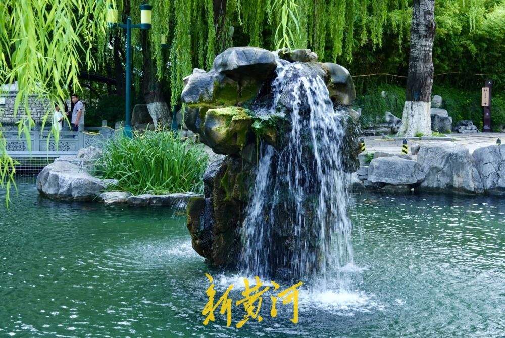 月牙泉复涌满一年，泉城“月牙飞瀑”胜景持续在线