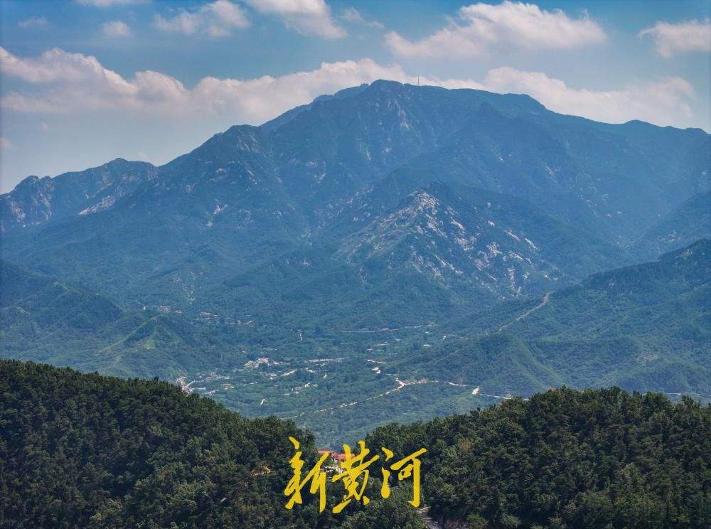 云天收夏色！满目苍翠迎立秋，山涧溪流觅清凉