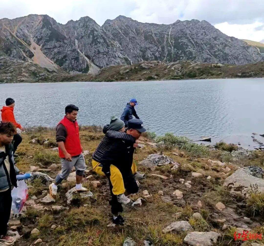 驴友在甘孜徒步遇孤身女孩严重高反,求助后救援人员轮流背她下山