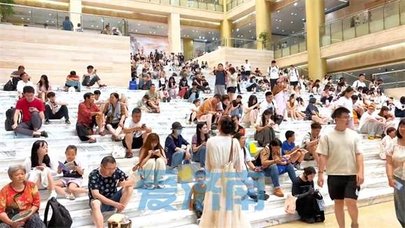 高温天博物馆避暑格外火 台阶上席地而坐纳凉