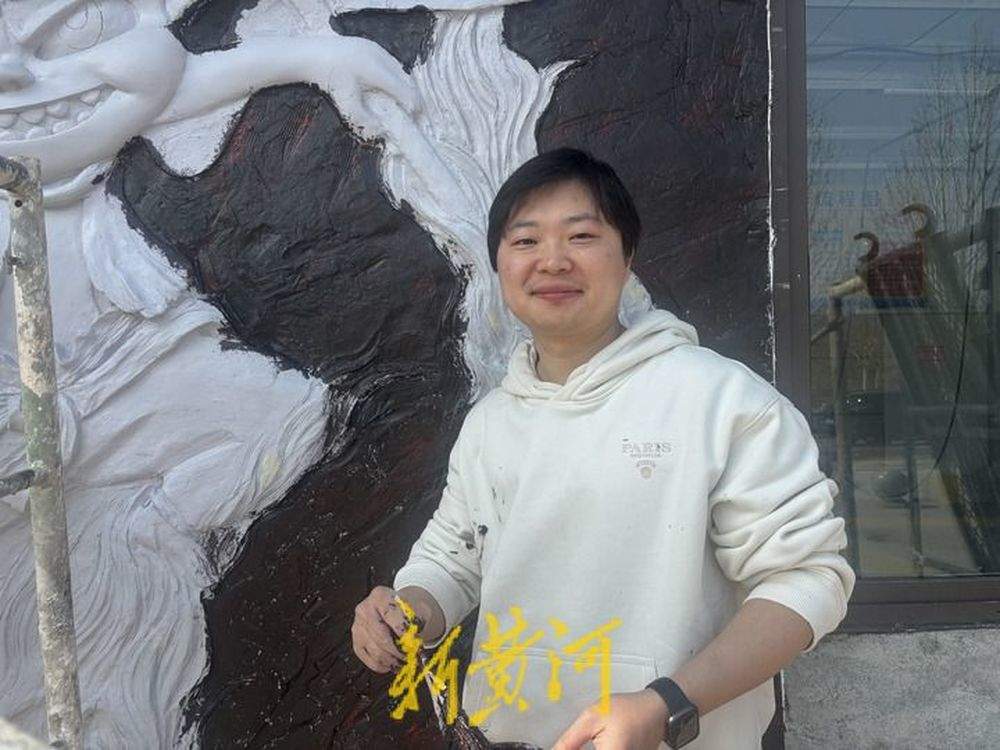 高4米宽3米重达1吨！90后雕塑师5天雕刻出济南最大哪吒浮雕