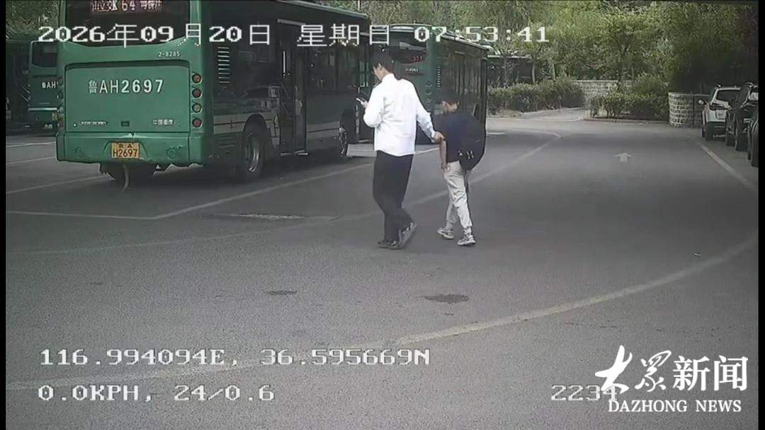 公交车回场站莫名多了个“小朋友”,接下来的故事暖心了