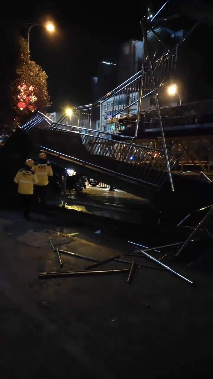 贵阳乌当区一人行天桥被夜间过路挂车撞垮，当地：无人员伤亡，正在拆除