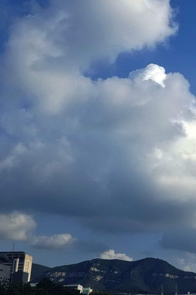 山东继续发布暴雨蓝色预警，千佛山上空无数云团急速奔流