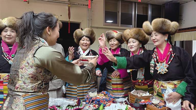 藏历新年暖潮:“一老一小”的幸福篇章