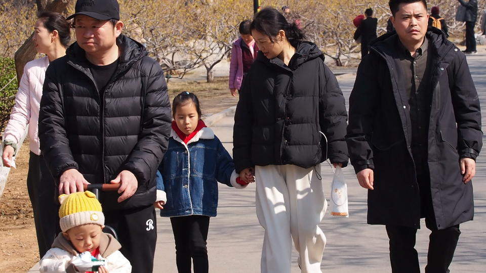 济南春光明媚气温回升，大批市民“轻装”游园