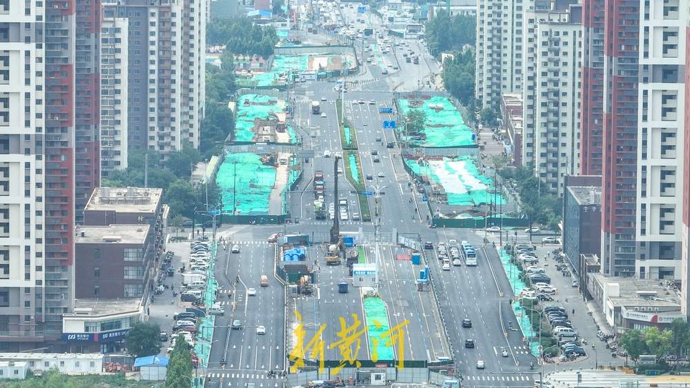 济南凤凰北路两侧绿化带迁移，改临时道路放开通行