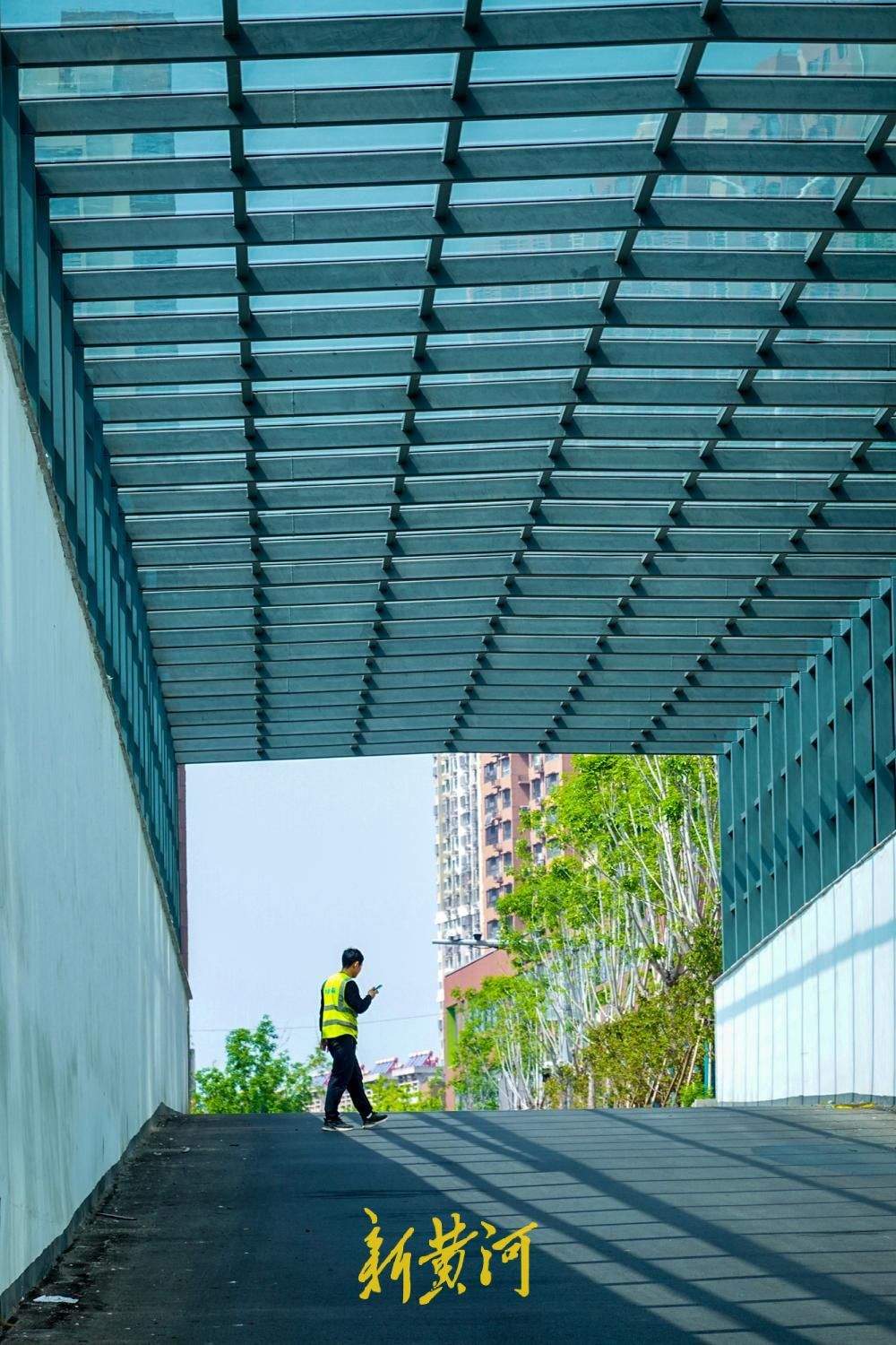 给噪音“加个罩”！济南火车站北广场出入口装上透明“静音墙”