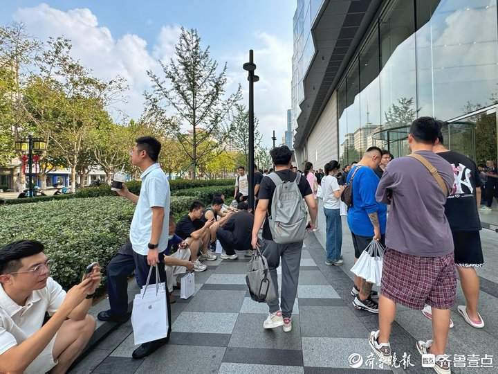 iPhone16系列正式发售首日，济南门店依旧排长队