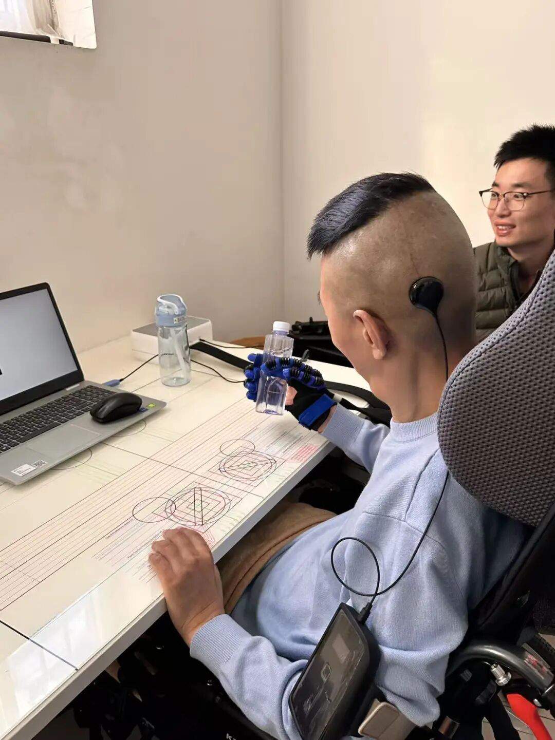 全球首款获批!清华团队让瘫痪患者“想动就动”