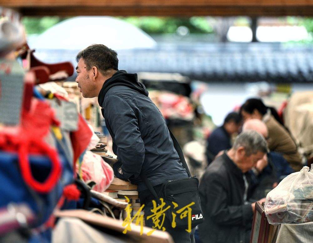 一年四季 泉在济南丨济南中山公园书香浓郁，市民游客热情“淘宝”