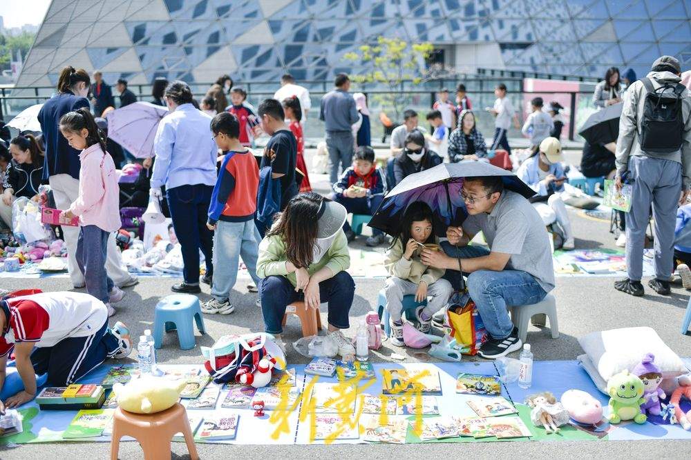 书籍跳蚤市场 书香流动“淘”趣无穷