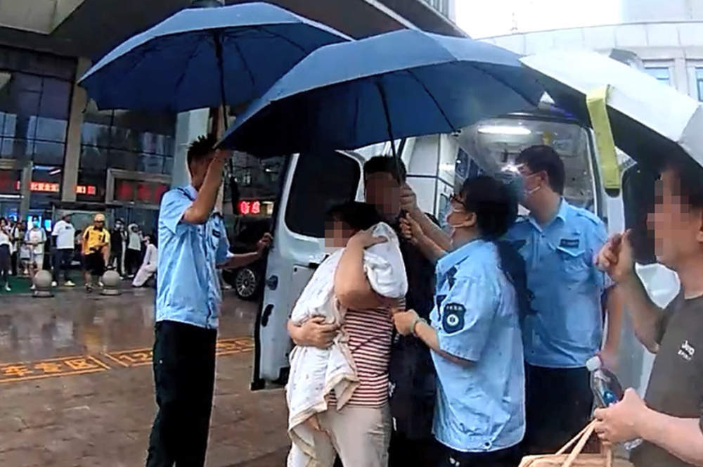 惊厥患儿急就医！暴雨晚高峰济南街头再开生命通道