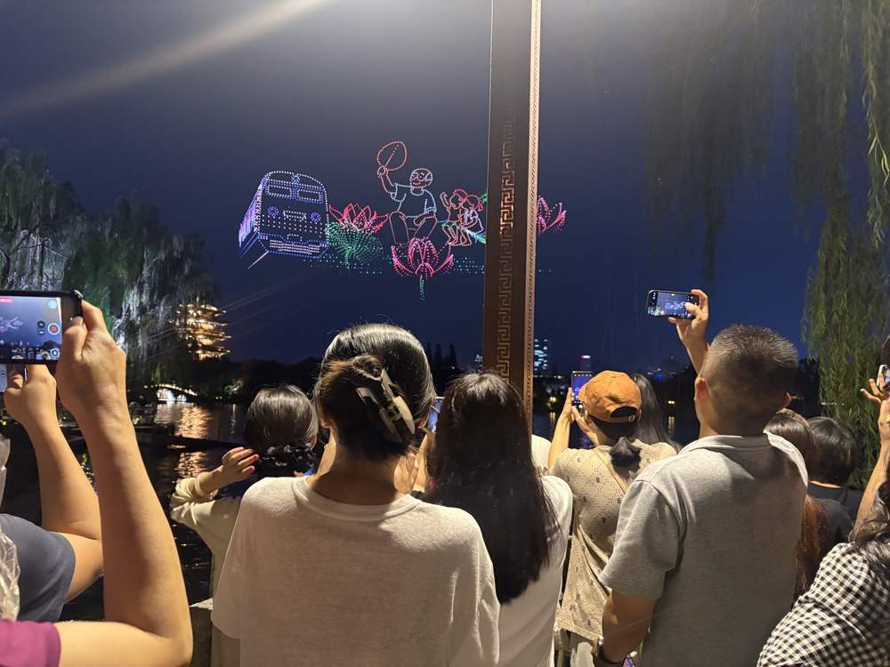 “泉染星穹”无人飞机秀：看见一座古城的现代脉动
