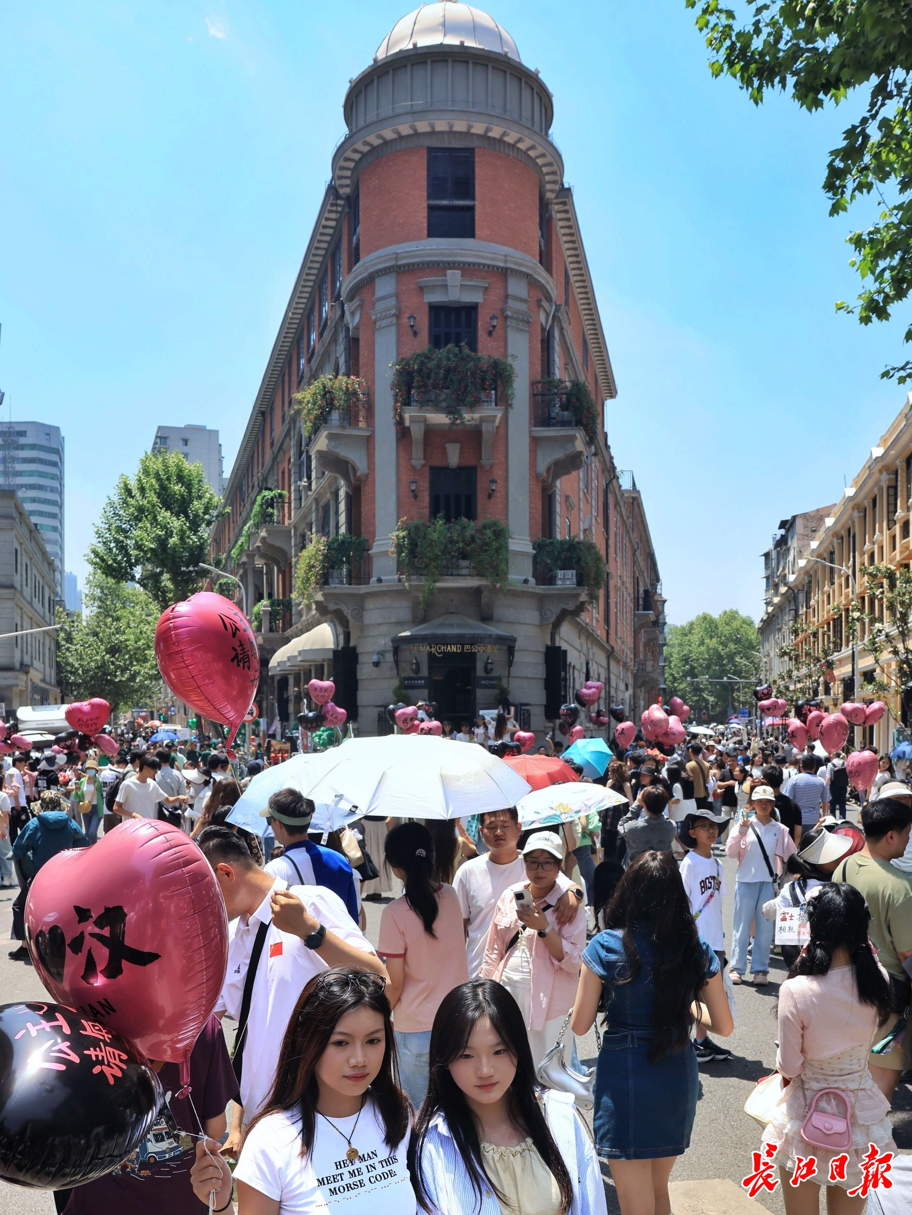 老房子“归来”人潮涌