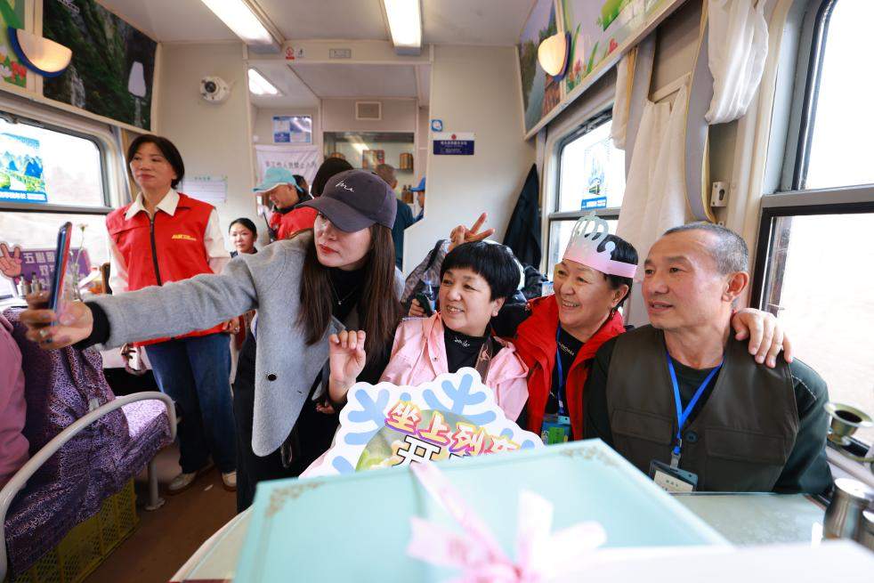 “银发专列”为何成为老年人出游“新宠”？