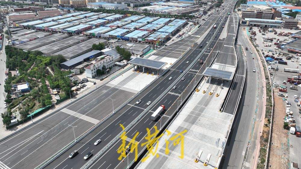 零点立交桥匝道沥青铺设到位 高速公路收费站挂牌