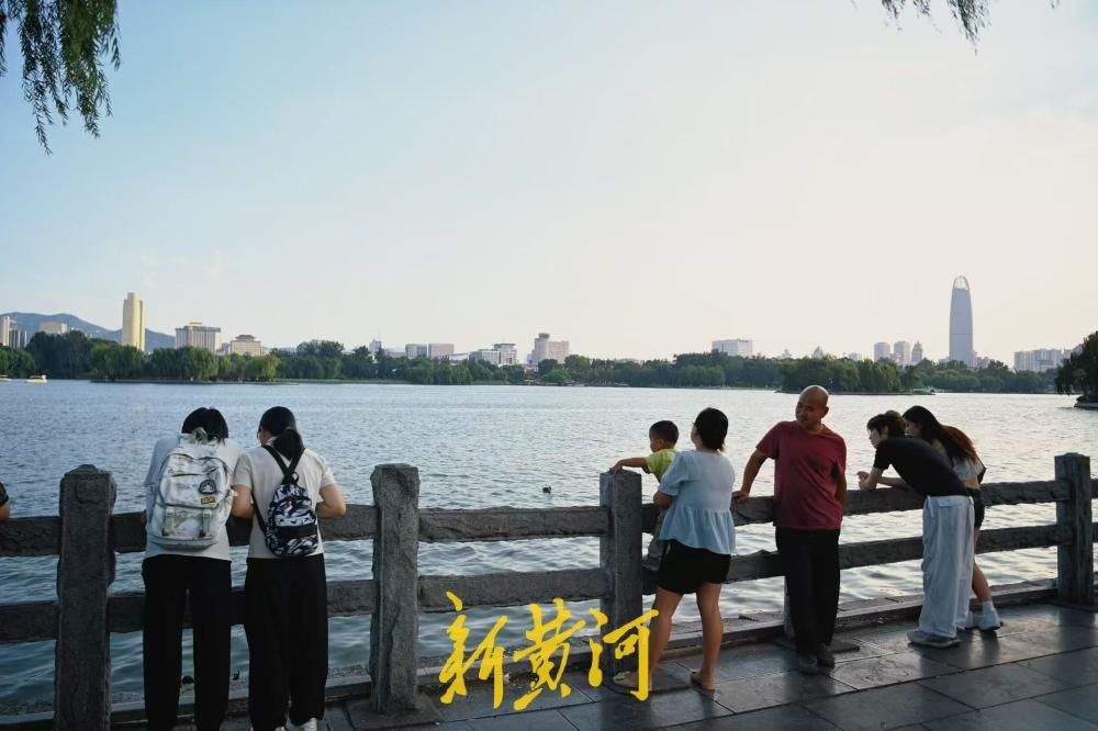 济南大明湖初秋暮色醉游人