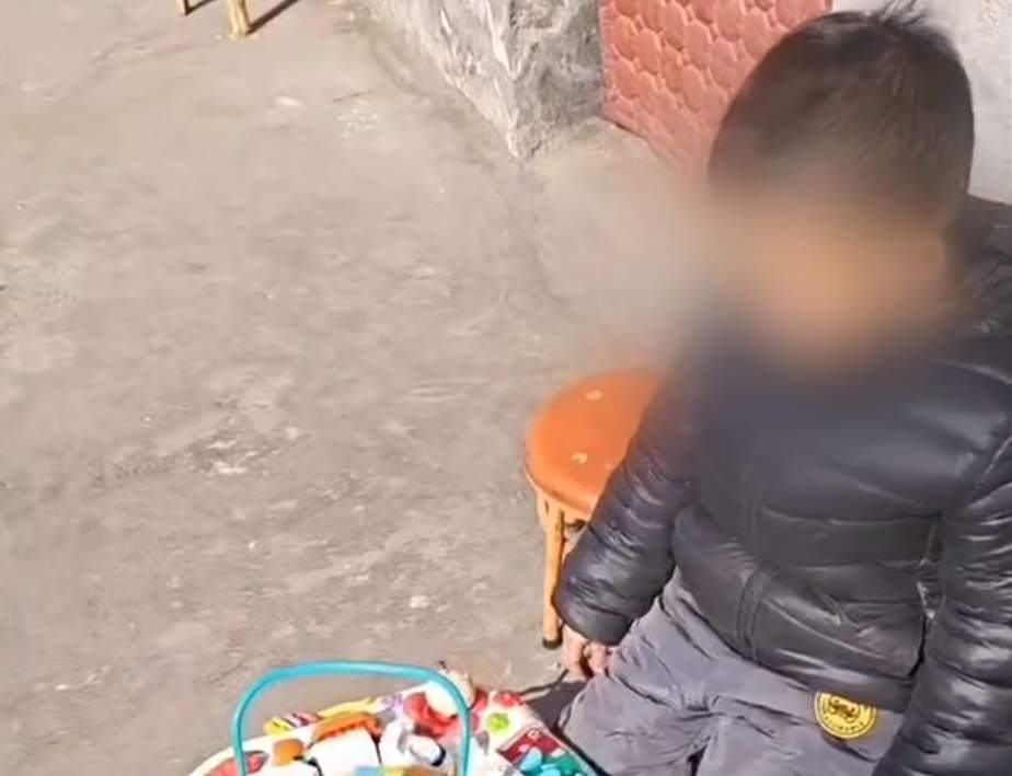 危险!小孩哥自制泡沫船下河划水