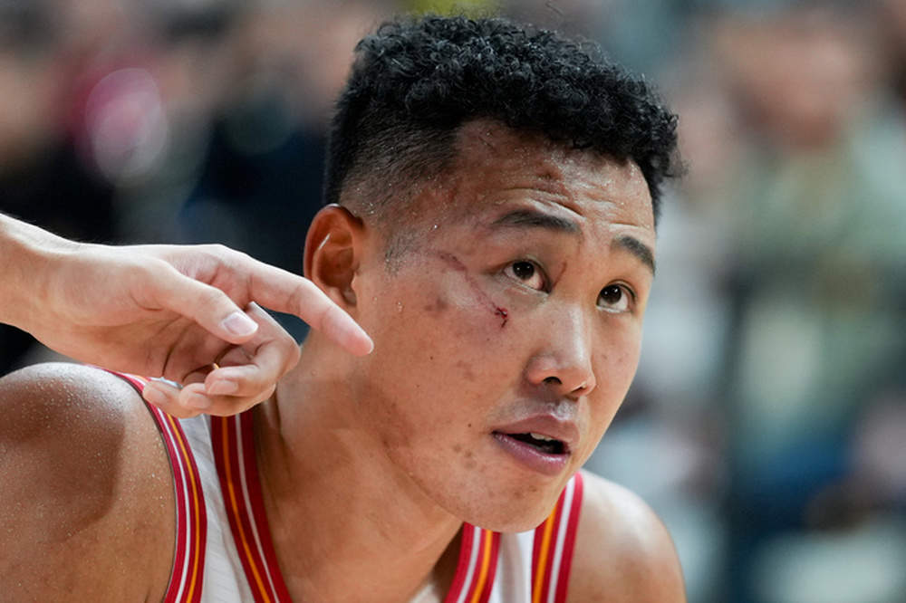 大逆转!世预赛中国男篮客场击败日本队,济南小伙贺希宁三分立功