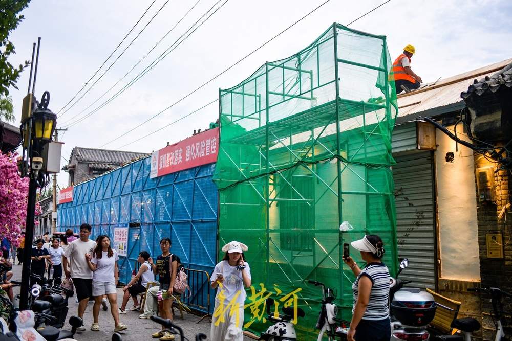 修屋顶换瓦片，济南明府城老建筑进行整体修缮